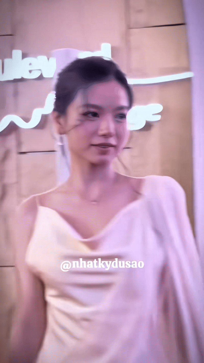 Nữ chính Mưa Đỏ bỗng thành  Nữ chính Mưa Đỏ bỗng thành