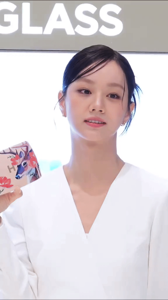 Nữ chính Mưa Đỏ bỗng thành  Nữ chính Mưa Đỏ bỗng thành