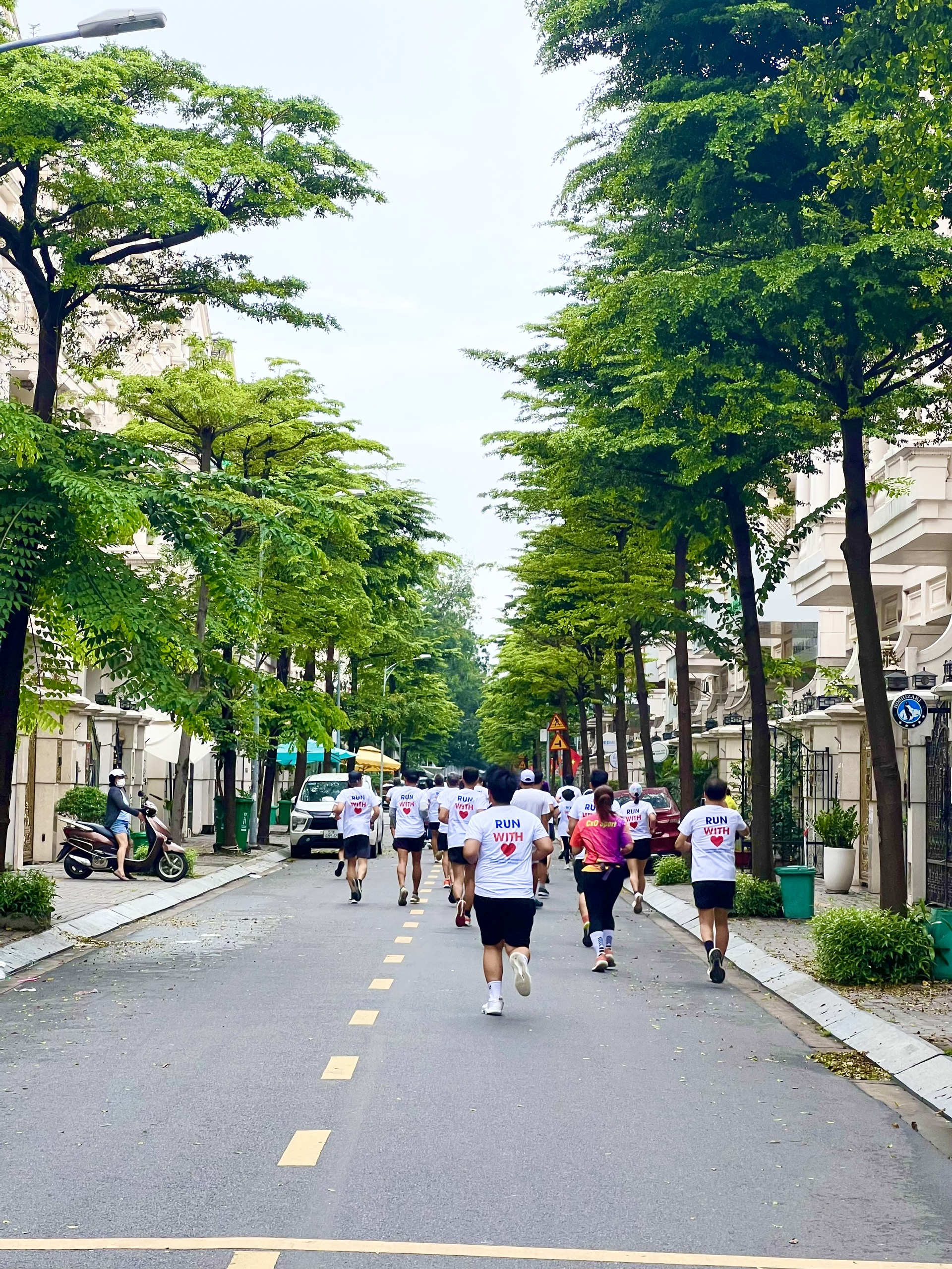 Hành động đẹp của 3 học sinh quyên góp tiền cho trẻ em mồ côi - Ảnh 7. Nhóm học sinh tổ chức giải chạy, quyên góp tiền cho 3 em nhỏ mồ côi  - Ảnh 7.