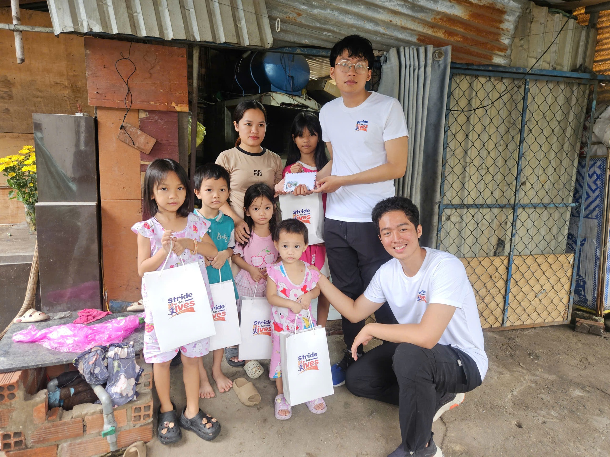 Hành động đẹp của 3 học sinh quyên góp tiền cho trẻ em mồ côi - Ảnh 2. Nhóm học sinh tổ chức giải chạy, quyên góp tiền cho 3 em nhỏ mồ côi  - Ảnh 2.