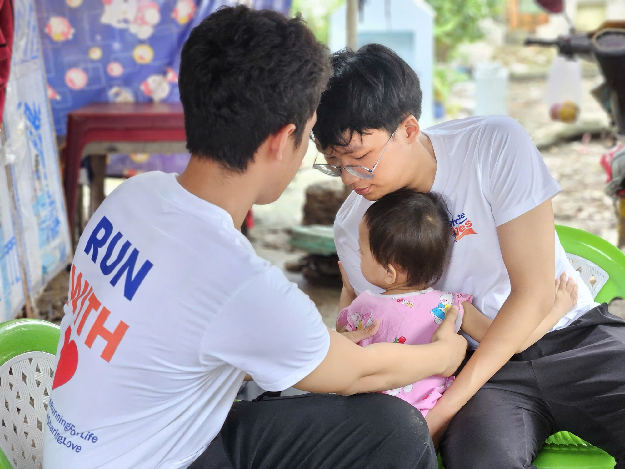 Hành động đẹp của 3 học sinh quyên góp tiền cho trẻ em mồ côi - Ảnh 1. Nhóm học sinh tổ chức giải chạy, quyên góp tiền cho 3 em nhỏ mồ côi  - Ảnh 1.