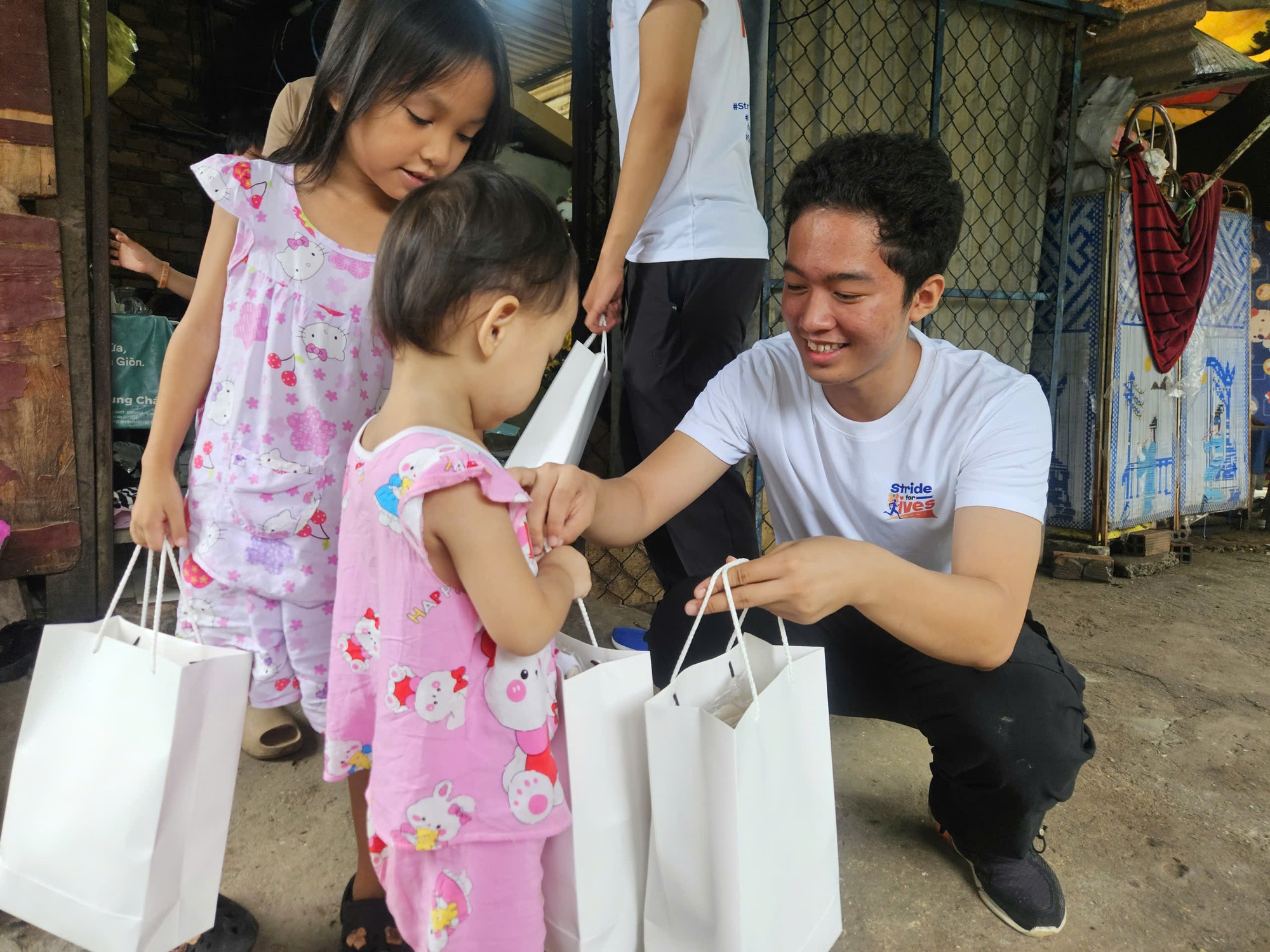 Hành động đẹp của 3 học sinh quyên góp tiền cho trẻ em mồ côi - Ảnh 3. Nhóm học sinh tổ chức giải chạy, quyên góp tiền cho 3 em nhỏ mồ côi  - Ảnh 3.