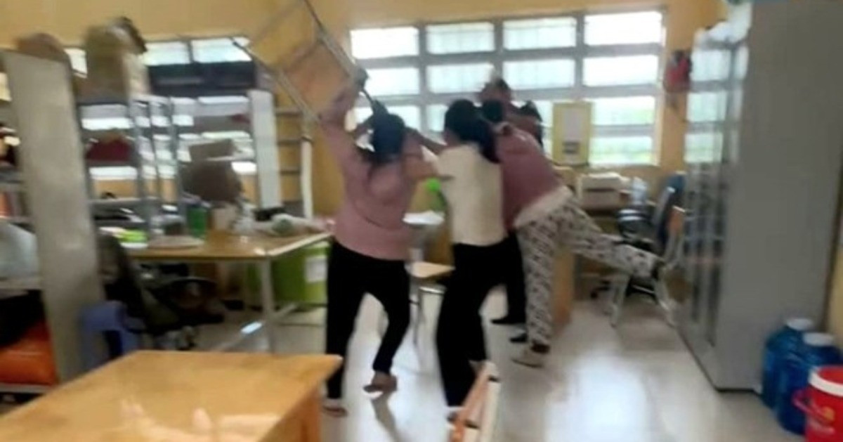 Thầy giáo bị tố nhắn tin 'thân mật', có hành vi quá giới hạn với nữ sinh lớp 10 - Ảnh 1.