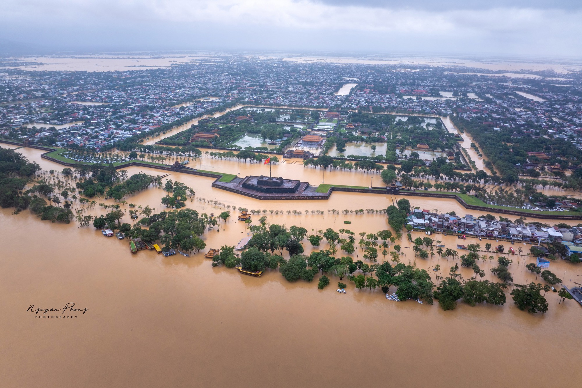 Thương lắm cảnh tượng ở Di tích Cố đô Huế ngày 28/10- Ảnh 2. Thương lắm cảnh tượng ở Di tích Cố đô Huế ngày 28/10- Ảnh 2.