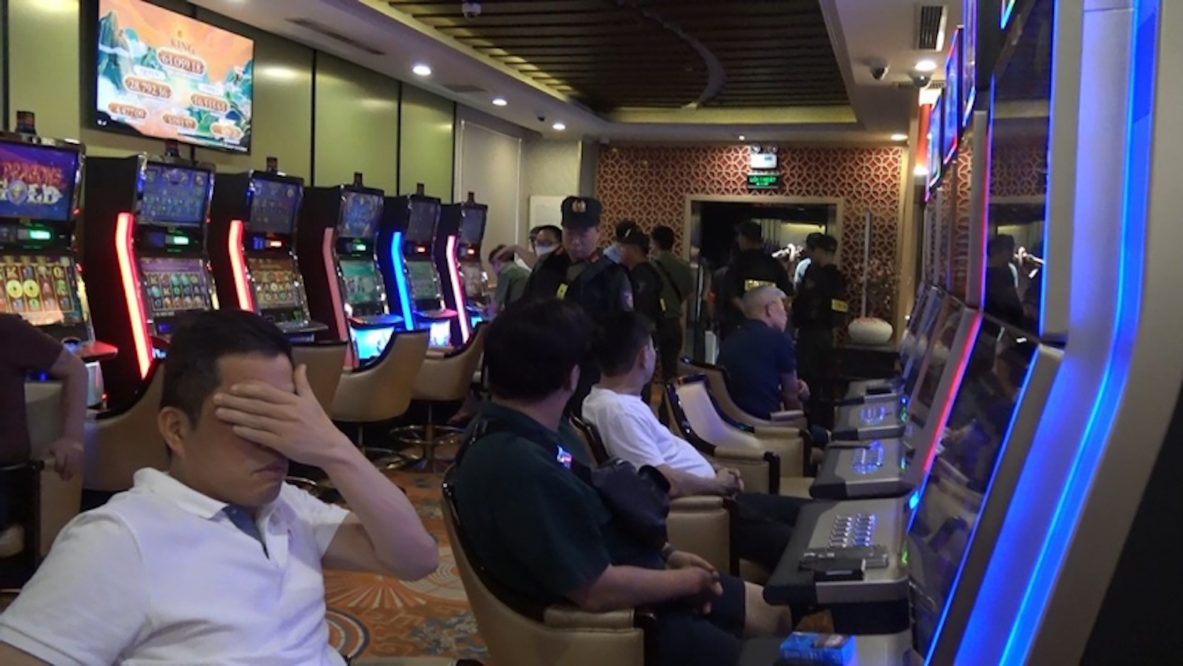 Cựu phó chủ tịch tỉnh "đốt" hơn 7 triệu USD vào cờ bạc - Ảnh 1. Cựu phó chủ tịch tỉnh "đốt" hơn 7 triệu USD vào cờ bạc - Ảnh 1.