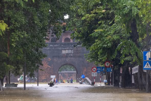 Thương lắm cảnh tượng ở Di tích Cố đô Huế ngày 28/10- Ảnh 8. Thương lắm cảnh tượng ở Di tích Cố đô Huế ngày 28/10- Ảnh 8.