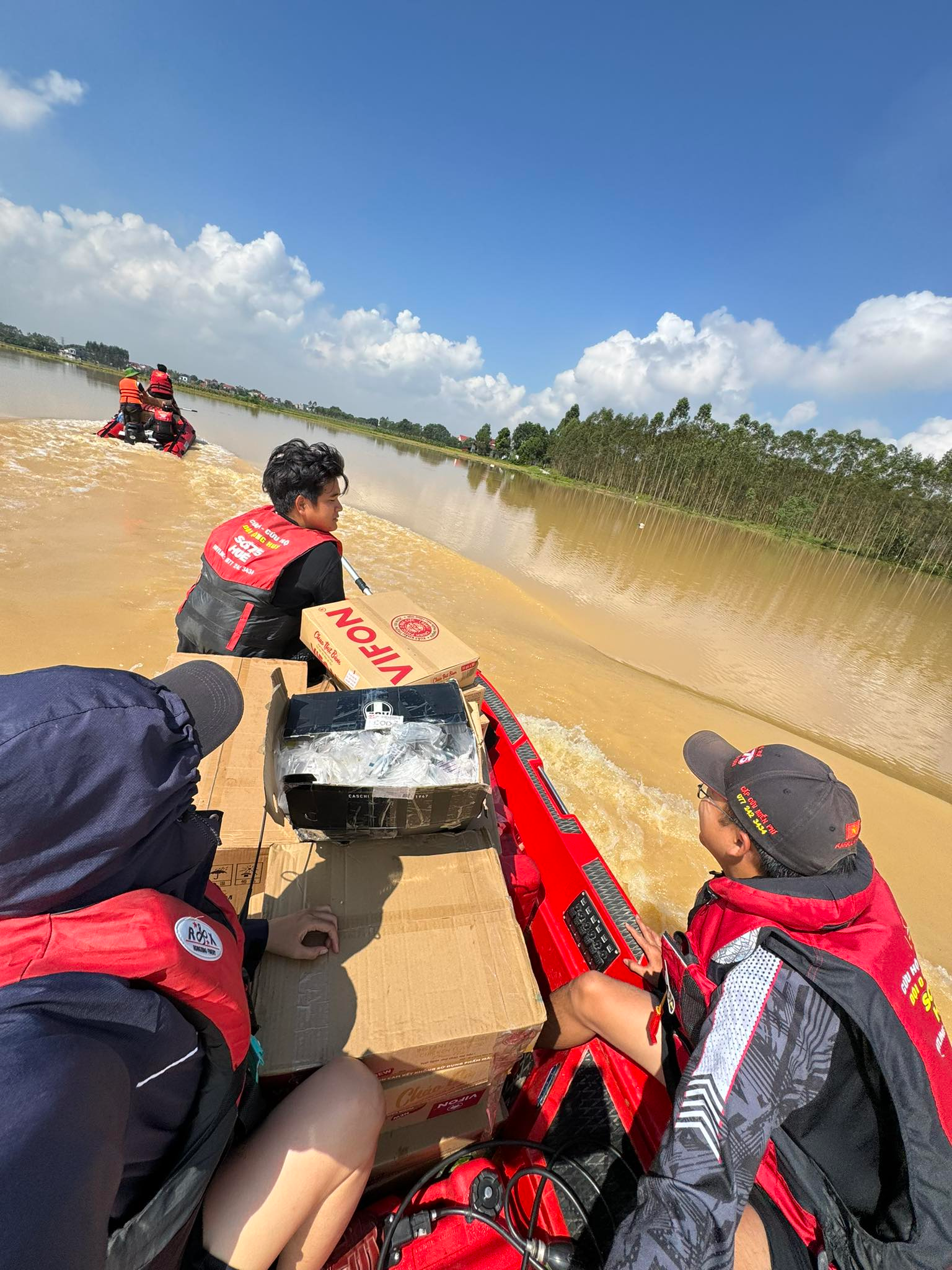 Cứu hộ sản phụ giữa nước lũ lúc nửa đêm; lội nước ngang ngực tay vẫn ôm chặt em bé: Đó là hành trình  Cứu hộ sản phụ giữa nước lũ lúc nửa đêm; lội nước ngang ngực tay vẫn ôm chặt em bé: Đó là hành trình