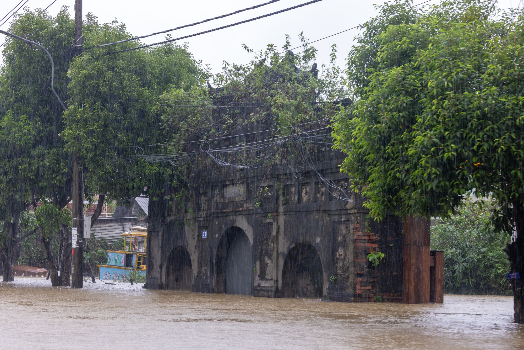 Thương lắm cảnh tượng ở Di tích Cố đô Huế ngày 28/10- Ảnh 7. Thương lắm cảnh tượng ở Di tích Cố đô Huế ngày 28/10- Ảnh 7.