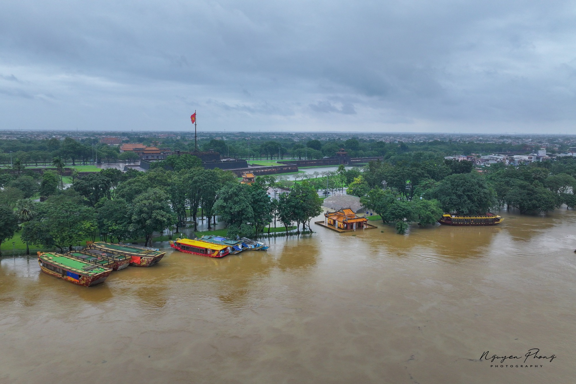 Thương lắm cảnh tượng ở Di tích Cố đô Huế ngày 28/10- Ảnh 18. Thương lắm cảnh tượng ở Di tích Cố đô Huế ngày 28/10- Ảnh 18.