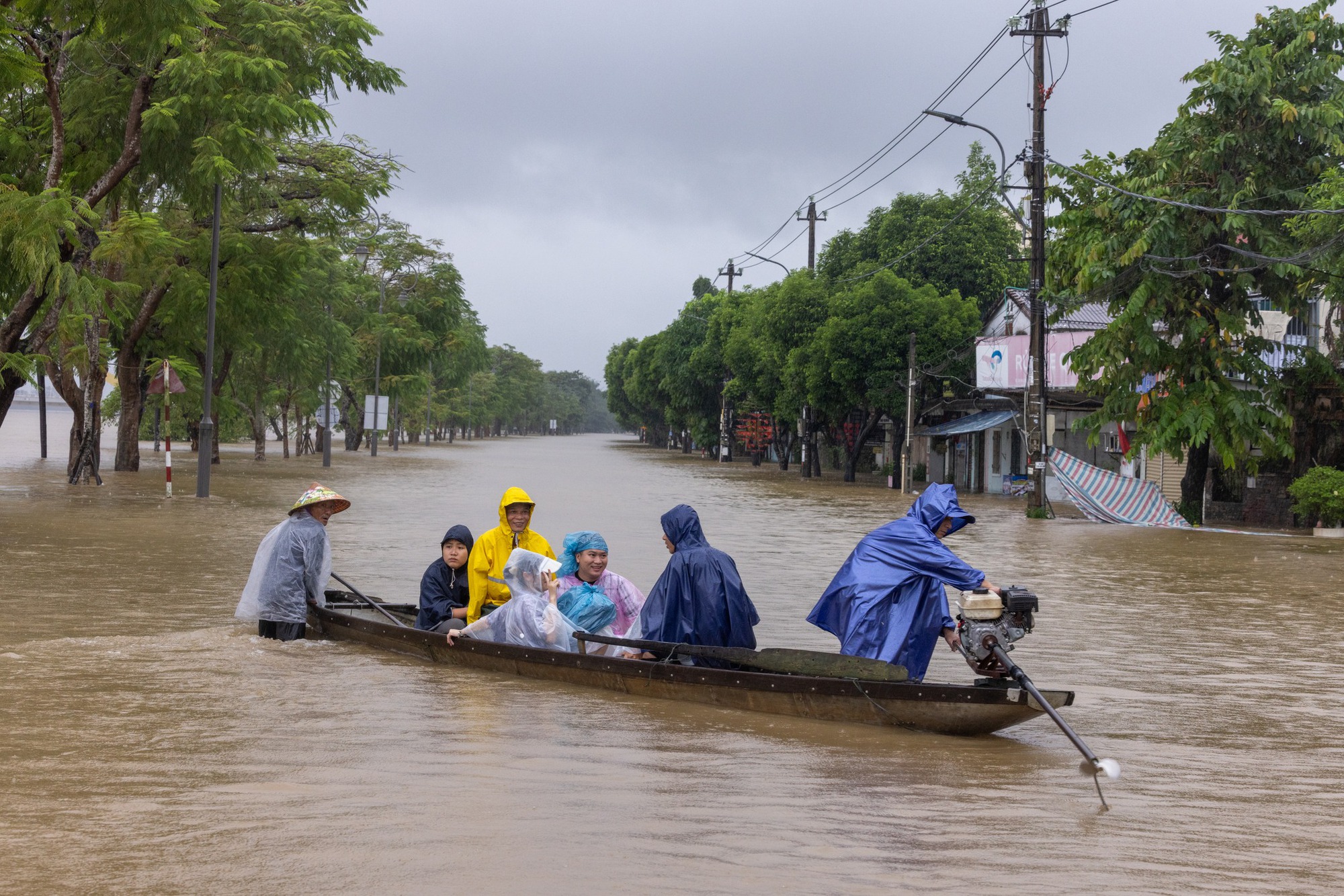 Thương lắm cảnh tượng ở Di tích Cố đô Huế ngày 28/10- Ảnh 19. Thương lắm cảnh tượng ở Di tích Cố đô Huế ngày 28/10- Ảnh 19.