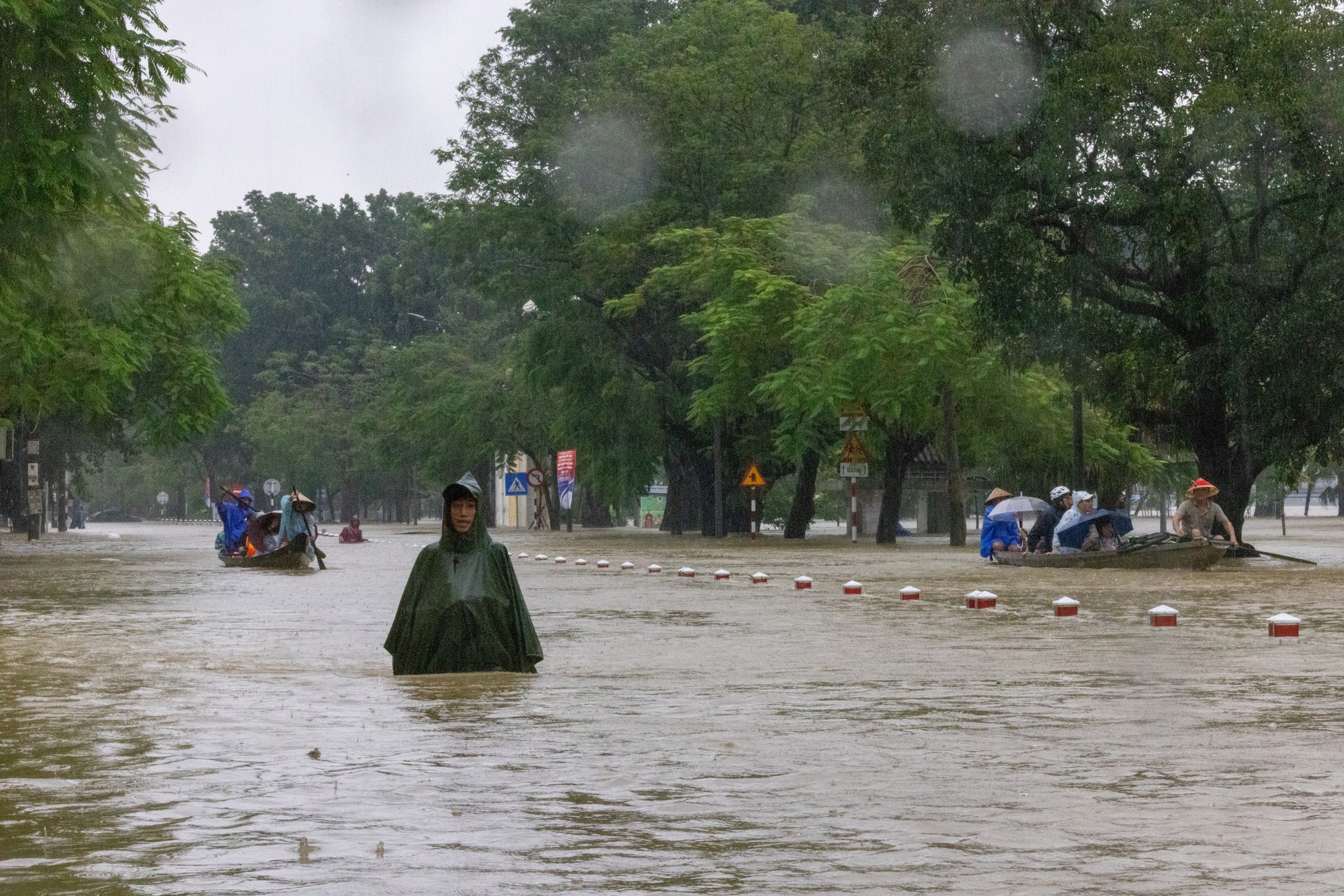 Thương lắm cảnh tượng ở Di tích Cố đô Huế ngày 28/10- Ảnh 15. Thương lắm cảnh tượng ở Di tích Cố đô Huế ngày 28/10- Ảnh 15.