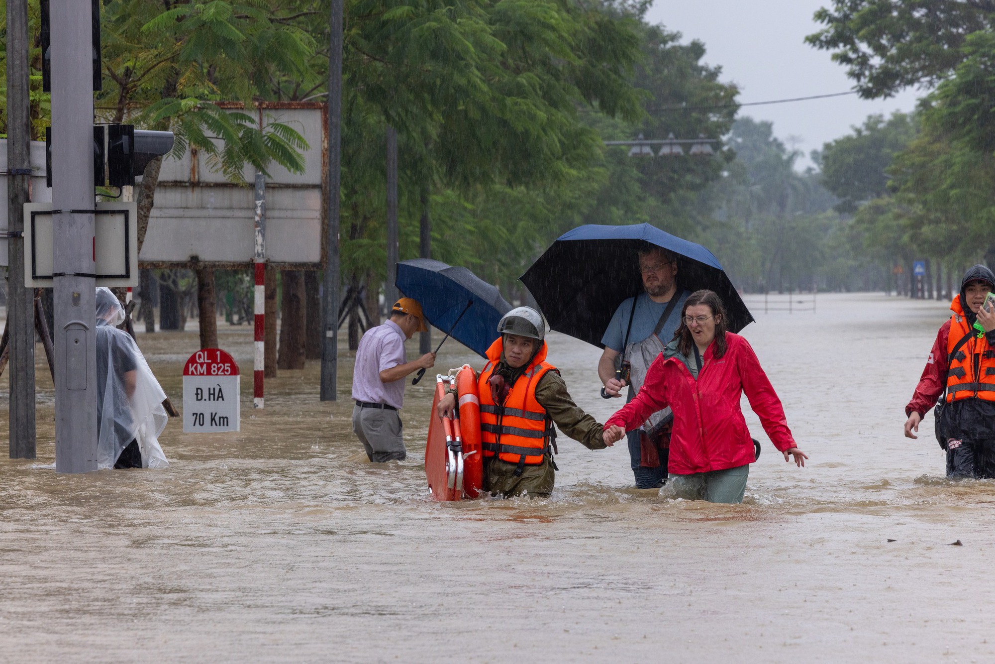 Thương lắm cảnh tượng ở Di tích Cố đô Huế ngày 28/10- Ảnh 16. Thương lắm cảnh tượng ở Di tích Cố đô Huế ngày 28/10- Ảnh 16.