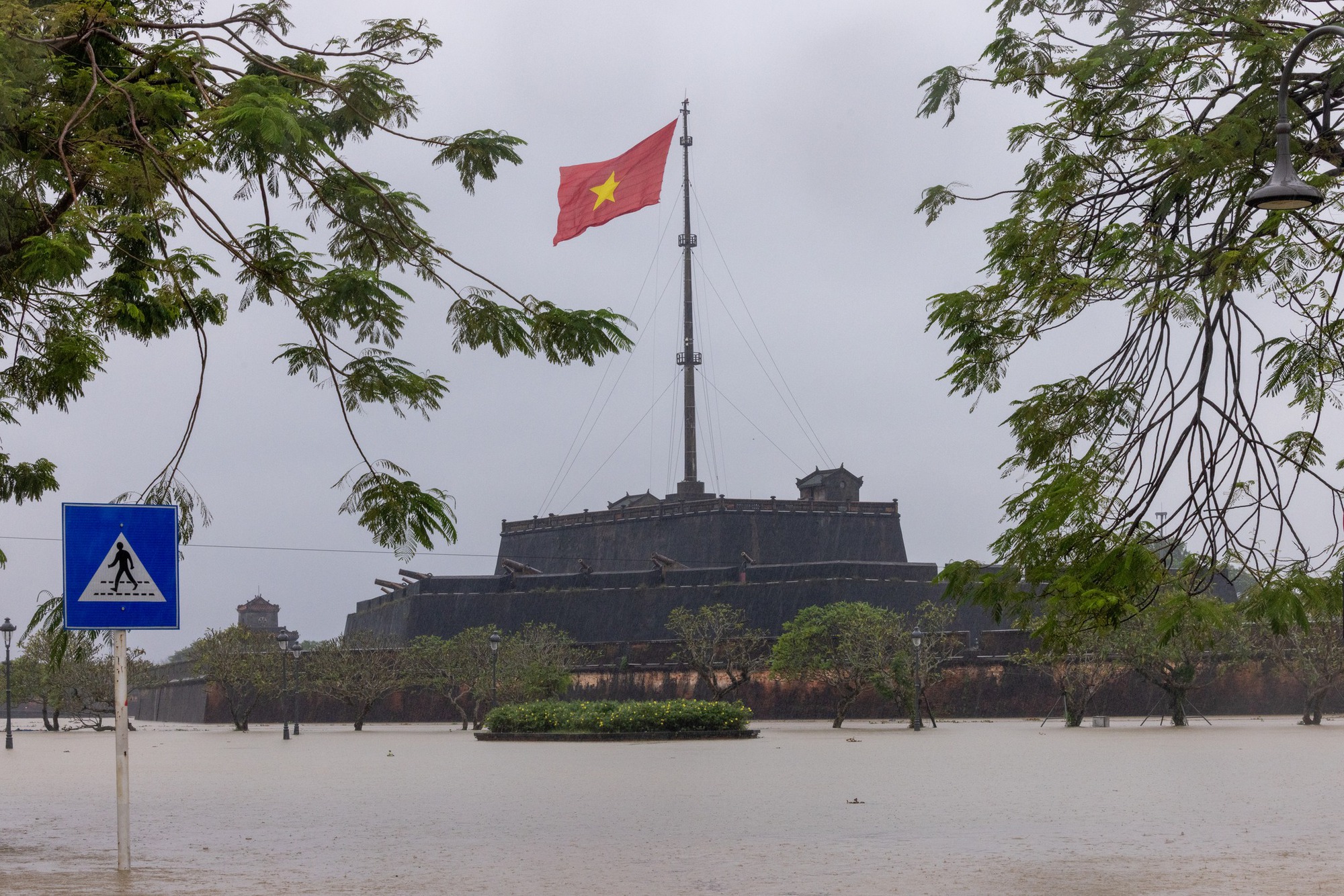 Thương lắm cảnh tượng ở Di tích Cố đô Huế ngày 28/10- Ảnh 6. Thương lắm cảnh tượng ở Di tích Cố đô Huế ngày 28/10- Ảnh 6.