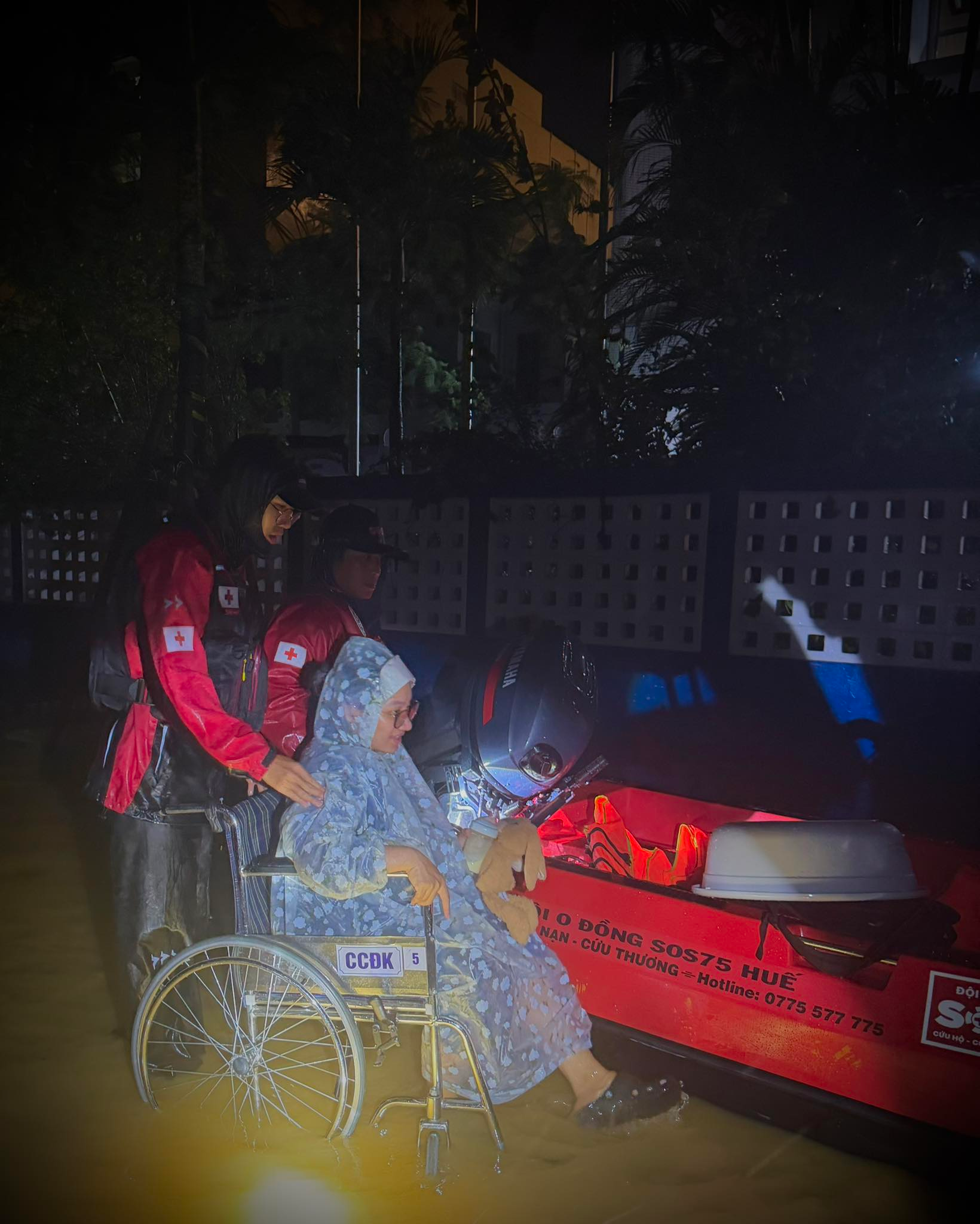 Cứu hộ sản phụ giữa nước lũ lúc nửa đêm; lội nước ngang ngực tay vẫn ôm chặt em bé: Đó là hành trình "căng thẳng tột cùng" của Đội 0 đồng SOS75 Huế- Ảnh 1. Cứu hộ sản phụ giữa nước lũ lúc nửa đêm; lội nước ngang ngực tay vẫn ôm chặt em bé: Đó là hành trình "căng thẳng tột cùng" của Đội 0 đồng SOS75 Huế- Ảnh 1.