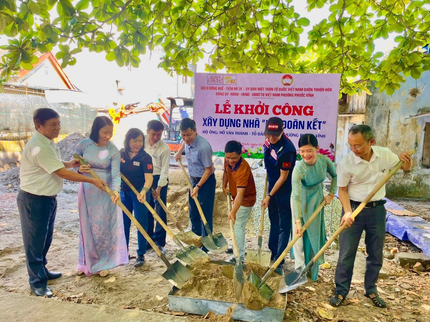 Cứu hộ sản phụ giữa nước lũ lúc nửa đêm; lội nước ngang ngực tay vẫn ôm chặt em bé: Đó là hành trình "căng thẳng tột cùng" của Đội 0 đồng SOS75 Huế- Ảnh 16. Cứu hộ sản phụ giữa nước lũ lúc nửa đêm; lội nước ngang ngực tay vẫn ôm chặt em bé: Đó là hành trình "căng thẳng tột cùng" của Đội 0 đồng SOS75 Huế- Ảnh 16.