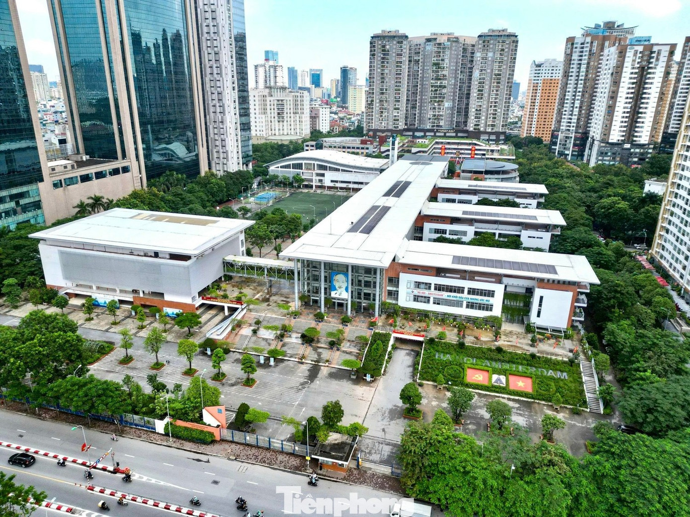 Trường chuyên Amsterdam vừa cải tạo đã thấm dột, rơi đá ốp: Chủ đầu tư nói gì? - Ảnh 1.