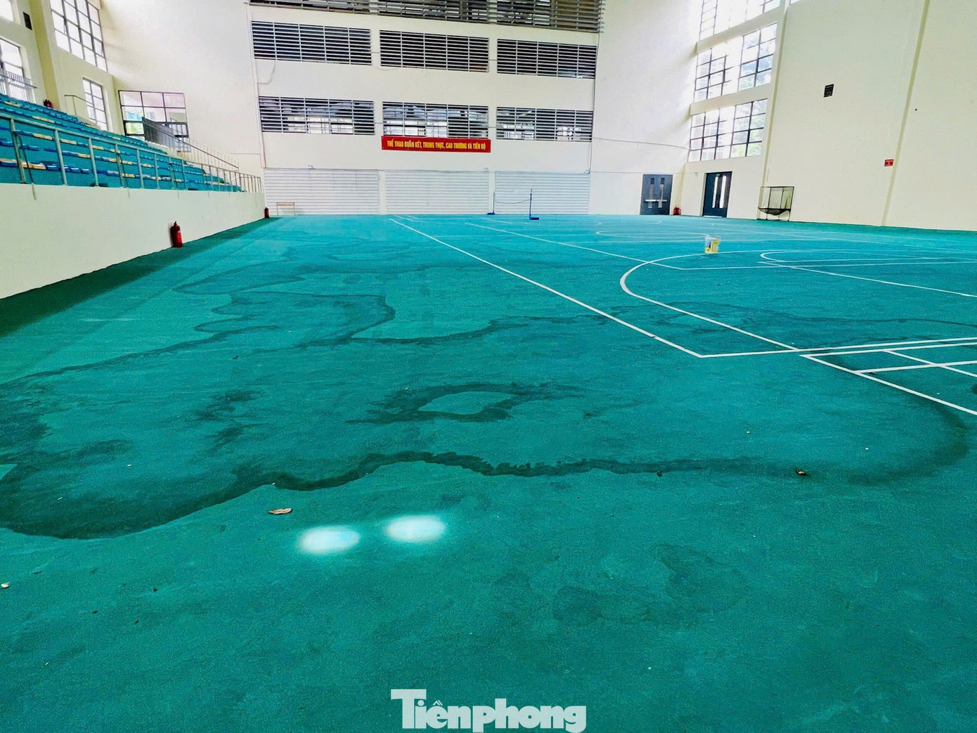 Trường chuyên Amsterdam vừa cải tạo đã thấm dột, rơi đá ốp: Chủ đầu tư nói gì? - Ảnh 2.