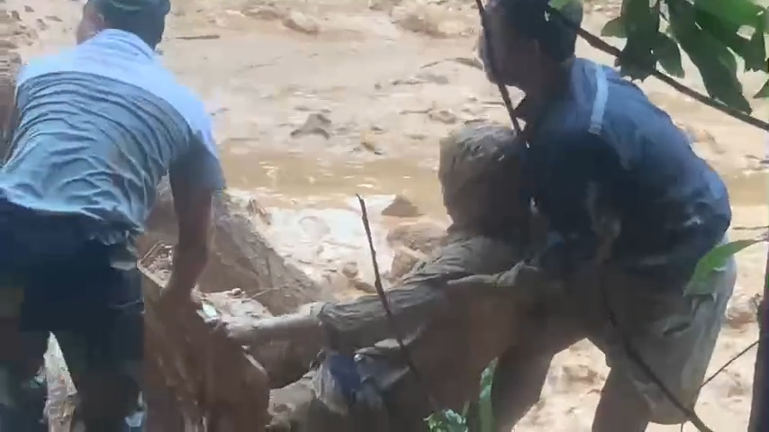 Clip: Công nhân lái máy múc được cứu thoát hy hữu khỏi lũ bùn ở Đà Nẵng- Ảnh 1. Clip: Công nhân lái máy múc được cứu thoát hy hữu khỏi lũ bùn ở Đà Nẵng- Ảnh 1.