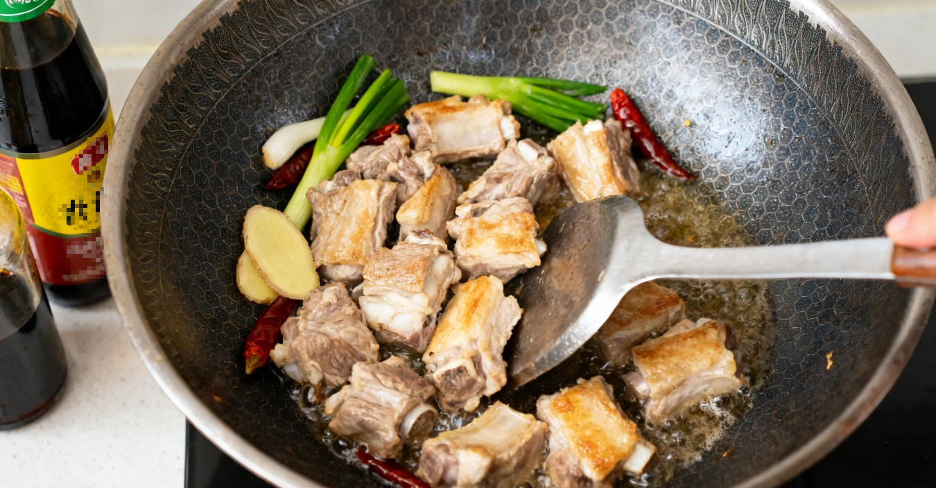 Hướng dẫn làm món sườn kho hương vị chuẩn hao cơm!- Ảnh 2.