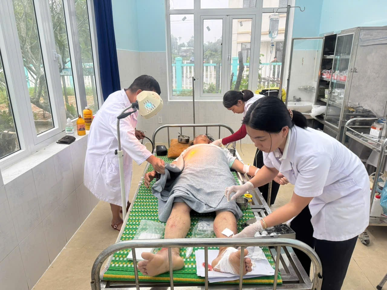 Clip: Công nhân lái máy múc được cứu thoát hy hữu khỏi lũ bùn ở Đà Nẵng - Ảnh 2. Clip: Công nhân lái máy múc được cứu thoát hy hữu khỏi lũ bùn ở Đà Nẵng - Ảnh 2.