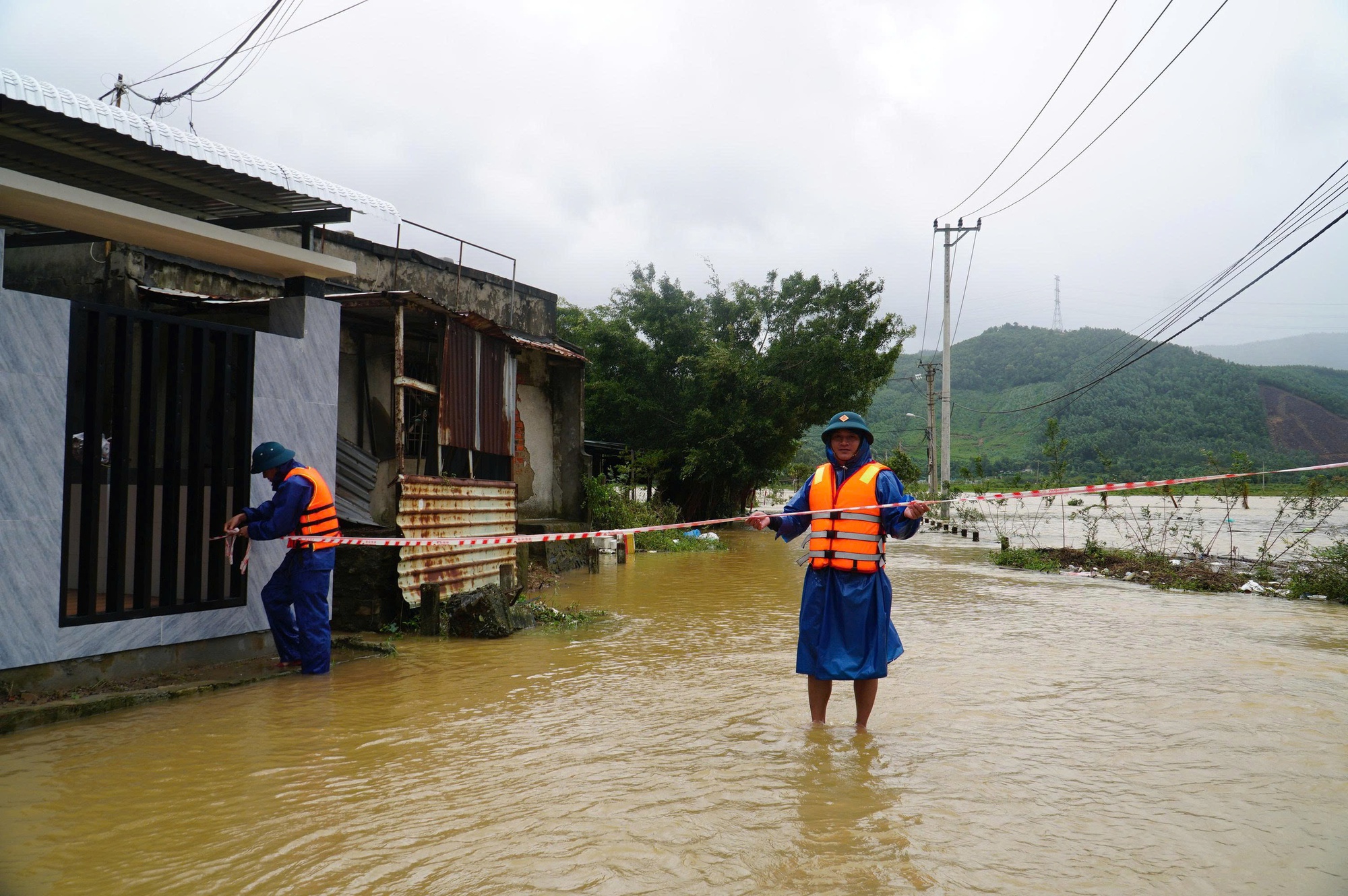 Đà Nẵng: Nữ công nhân tử vong do lũ cuốn khi trở về nhà - Ảnh 3. Đà Nẵng: Nữ công nhân tử vong do lũ cuốn khi trở về nhà - Ảnh 3.