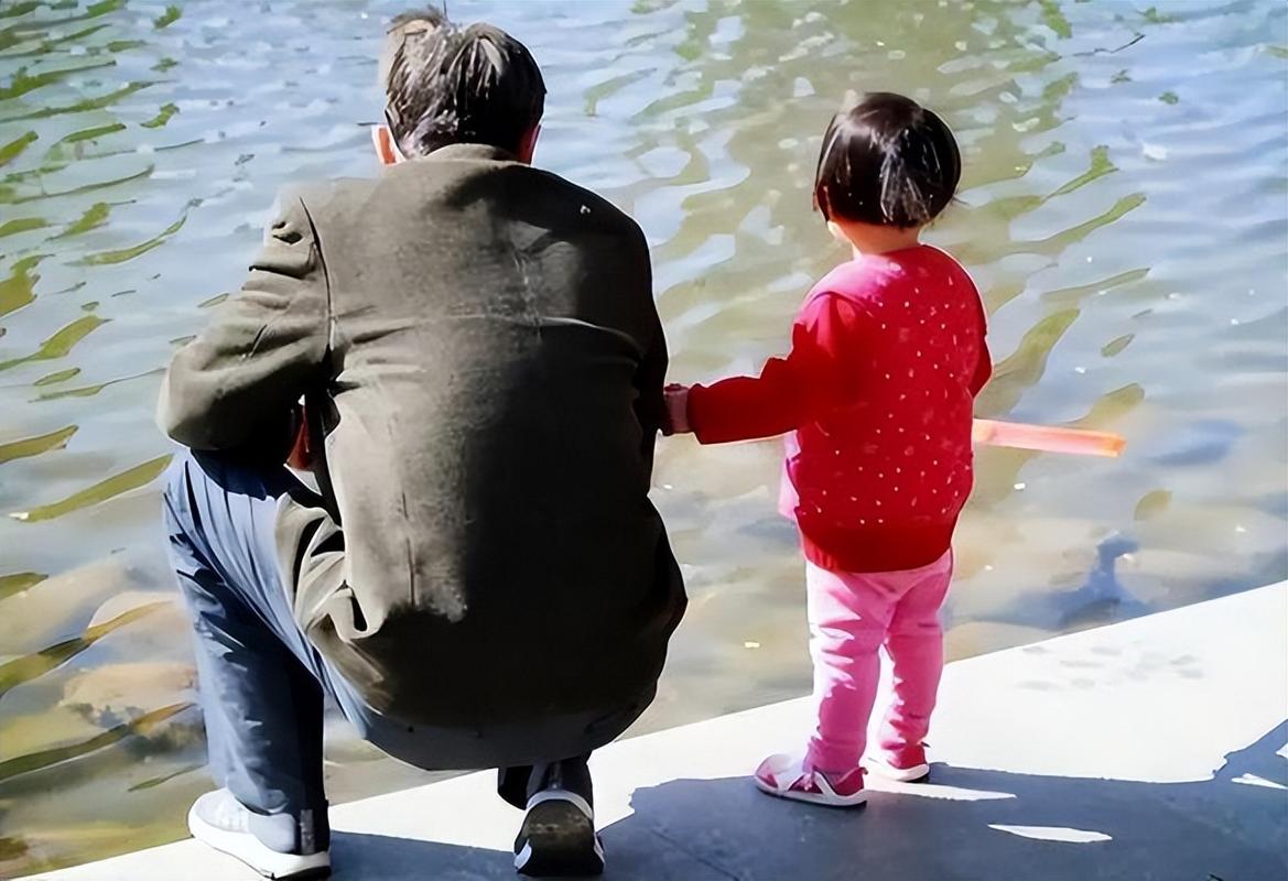 Bé gái 4 tuổi về nhà kể: "Có người đi theo con", mẹ lén theo dõi, phát hiện sự thật thì bật khóc nức nở- Ảnh 1. Bé gái 4 tuổi về nhà kể: "Có người đi theo con", mẹ lén theo dõi, phát hiện sự thật thì bật khóc nức nở- Ảnh 1.