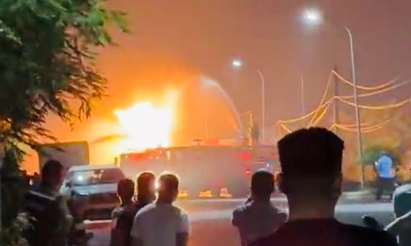 Xe bồn nổ như bom, tài xế bị thương - Ảnh 2.