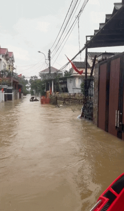 Cứu hộ sản phụ giữa nước lũ lúc nửa đêm; lội nước ngang ngực tay vẫn ôm chặt em bé: Đó là hành trình  Cứu hộ sản phụ giữa nước lũ lúc nửa đêm; lội nước ngang ngực tay vẫn ôm chặt em bé: Đó là hành trình