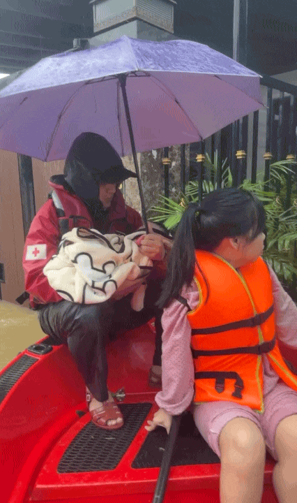 Cứu hộ sản phụ giữa nước lũ lúc nửa đêm; lội nước ngang ngực tay vẫn ôm chặt em bé: Đó là hành trình  Cứu hộ sản phụ giữa nước lũ lúc nửa đêm; lội nước ngang ngực tay vẫn ôm chặt em bé: Đó là hành trình