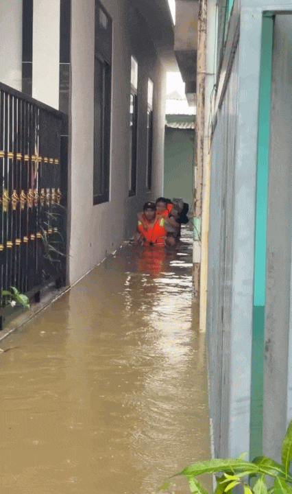 Cứu hộ sản phụ giữa nước lũ lúc nửa đêm; lội nước ngang ngực tay vẫn ôm chặt em bé: Đó là hành trình  Cứu hộ sản phụ giữa nước lũ lúc nửa đêm; lội nước ngang ngực tay vẫn ôm chặt em bé: Đó là hành trình