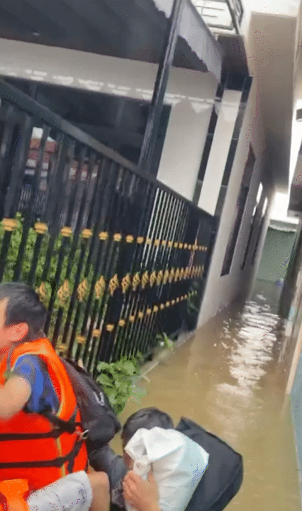 Cứu hộ sản phụ giữa nước lũ lúc nửa đêm; lội nước ngang ngực tay vẫn ôm chặt em bé: Đó là hành trình  Cứu hộ sản phụ giữa nước lũ lúc nửa đêm; lội nước ngang ngực tay vẫn ôm chặt em bé: Đó là hành trình