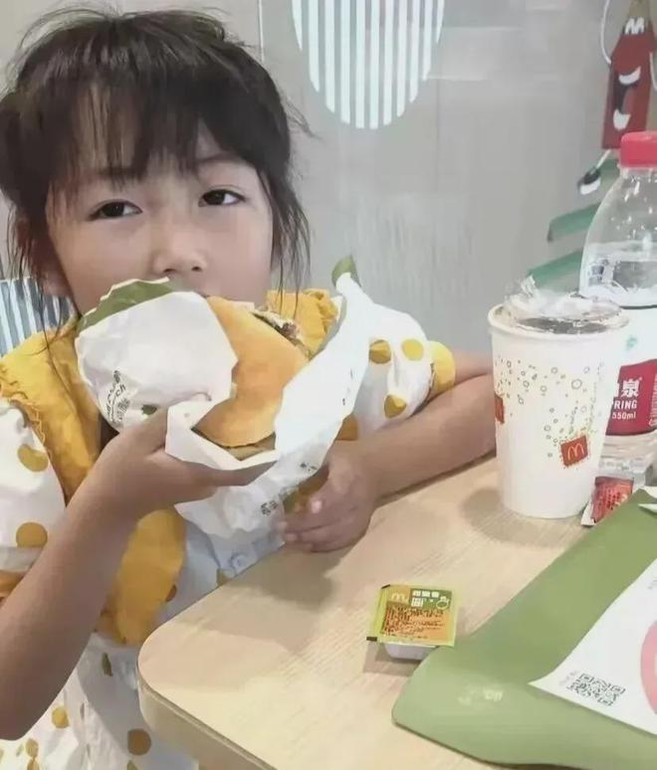 Cô bé 2 tuổi từng nằm dưới mộ mỗi ngày để &quot;làm quen với cái chết&quot; hiện tại ra sao?- Ảnh 5.