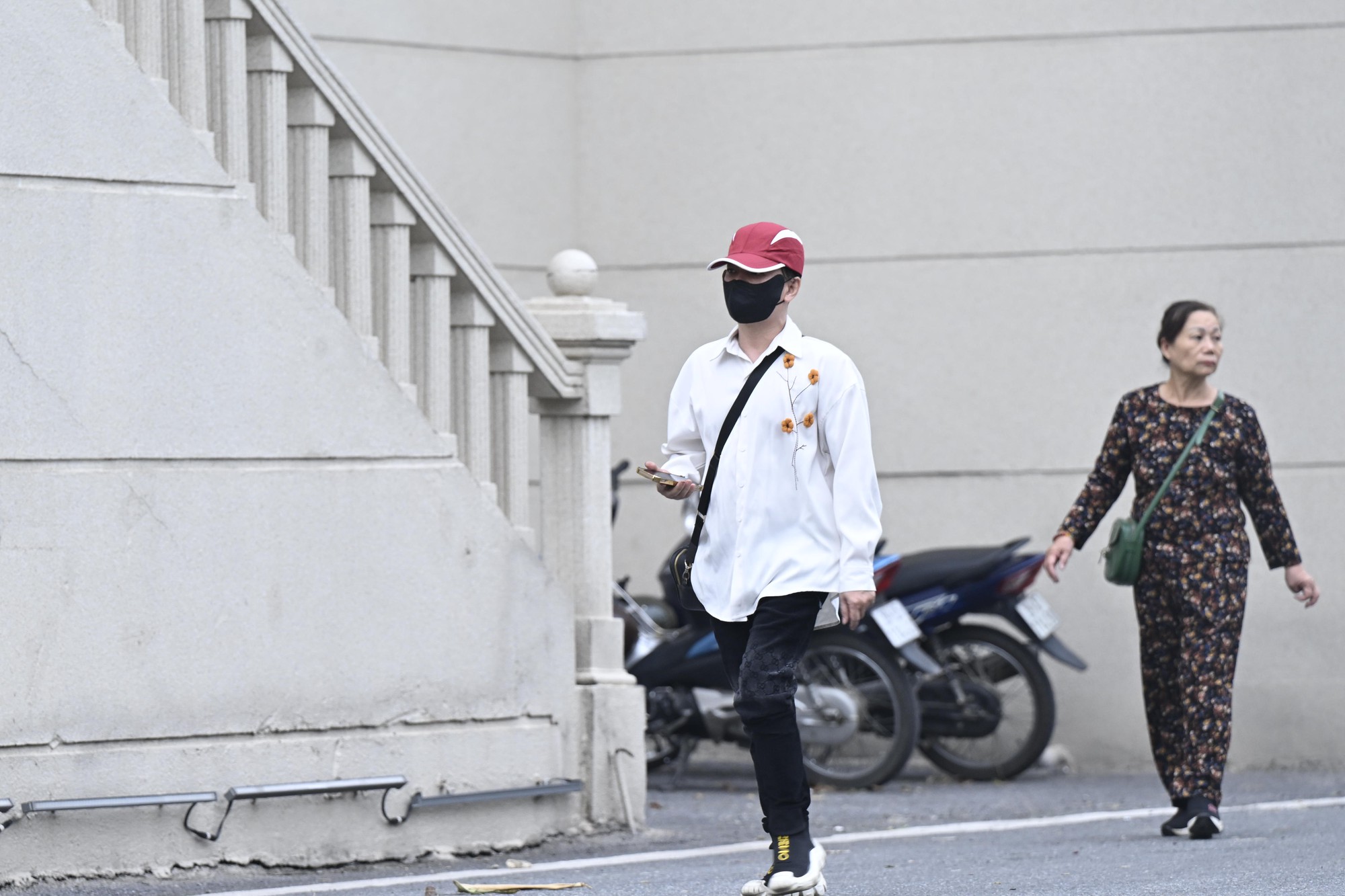 Ảnh, clip: Ca sĩ Vũ Hà đổi trang phục, lộ vẻ căng thẳng trong buổi chiều xét xử vụ đánh bạc ở khách sạn Pullman - Ảnh 2. Ảnh, clip: Ca sĩ Vũ Hà đổi trang phục, lộ vẻ căng thẳng trong buổi chiều xét xử vụ đánh bạc ở khách sạn Pullman - Ảnh 2.