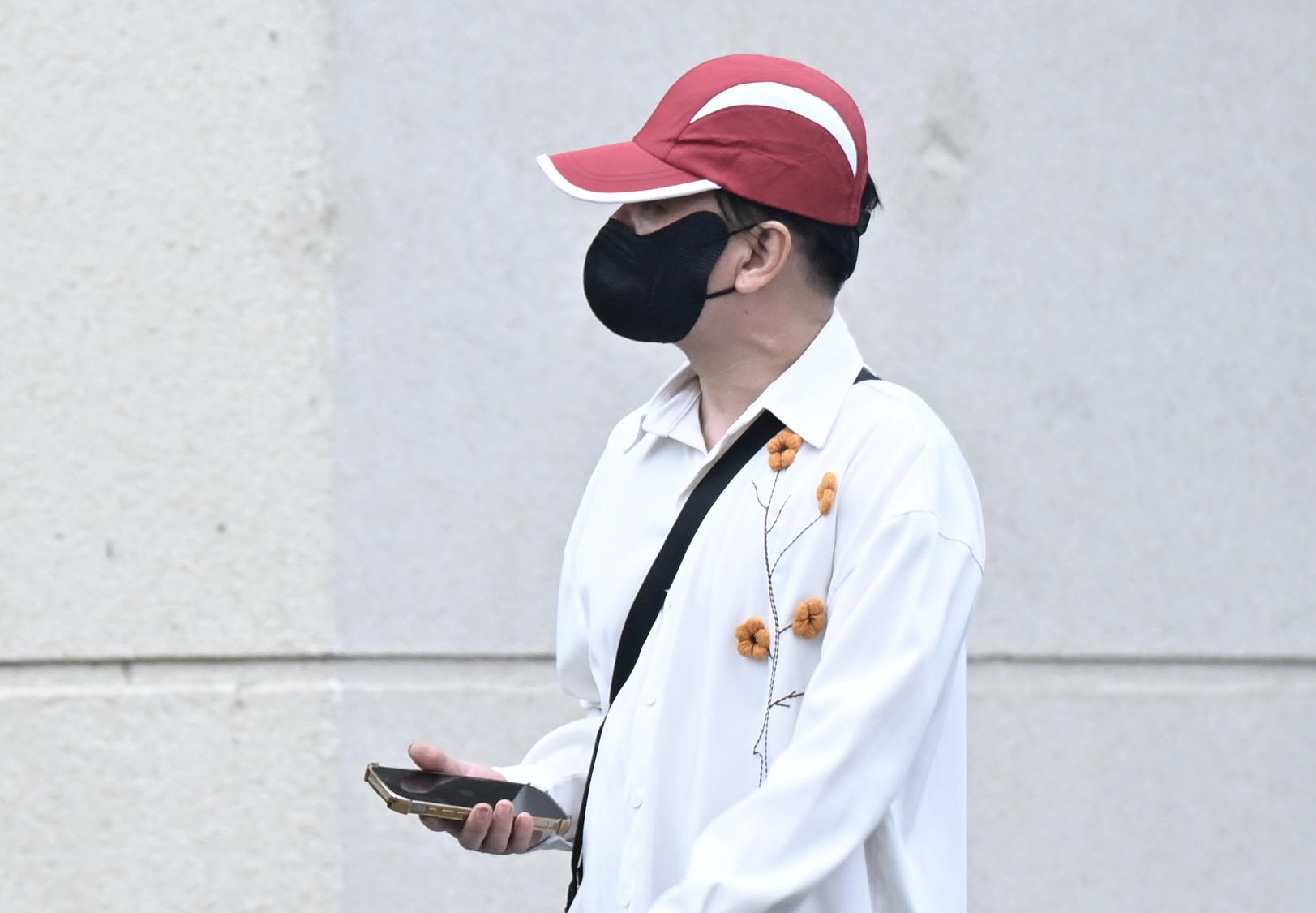 Ảnh, clip: Ca sĩ Vũ Hà đổi trang phục, lộ vẻ căng thẳng trong buổi chiều xét xử vụ đánh bạc ở khách sạn Pullman - Ảnh 3. Ảnh, clip: Ca sĩ Vũ Hà đổi trang phục, lộ vẻ căng thẳng trong buổi chiều xét xử vụ đánh bạc ở khách sạn Pullman - Ảnh 3.