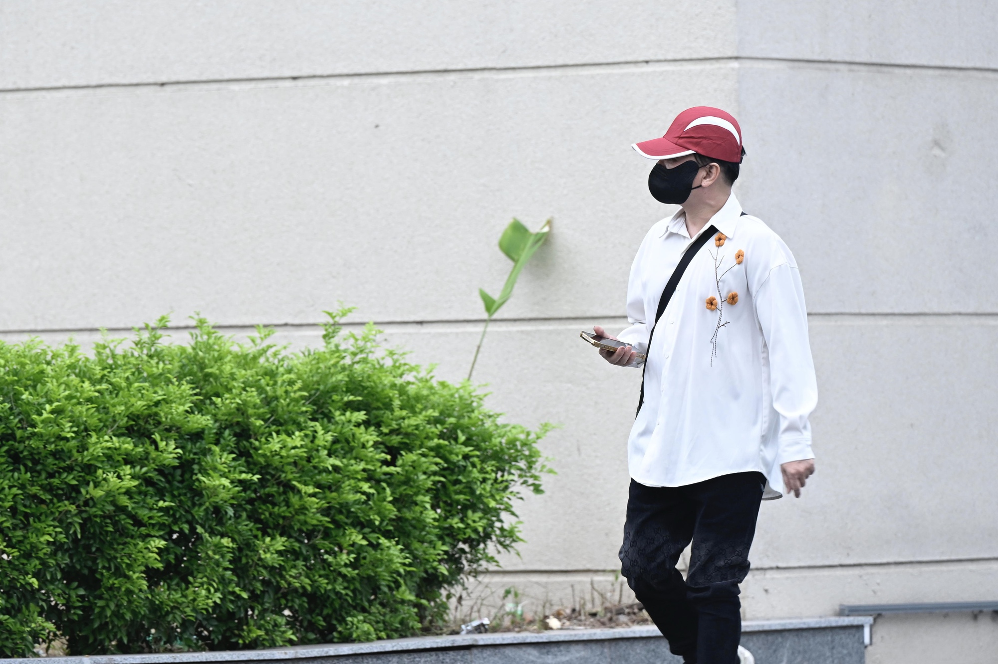 Ảnh, clip: Ca sĩ Vũ Hà đổi trang phục, lộ vẻ căng thẳng trong buổi chiều xét xử vụ đánh bạc ở khách sạn Pullman - Ảnh 4. Ảnh, clip: Ca sĩ Vũ Hà đổi trang phục, lộ vẻ căng thẳng trong buổi chiều xét xử vụ đánh bạc ở khách sạn Pullman - Ảnh 4.