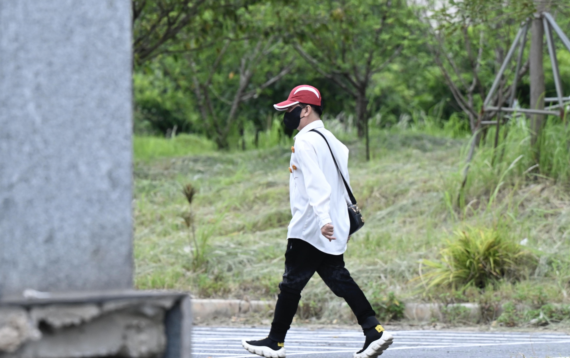 Ảnh, clip: Ca sĩ Vũ Hà đổi trang phục, lộ vẻ căng thẳng trong buổi chiều xét xử vụ đánh bạc ở khách sạn Pullman - Ảnh 5. Ảnh, clip: Ca sĩ Vũ Hà đổi trang phục, lộ vẻ căng thẳng trong buổi chiều xét xử vụ đánh bạc ở khách sạn Pullman - Ảnh 5.