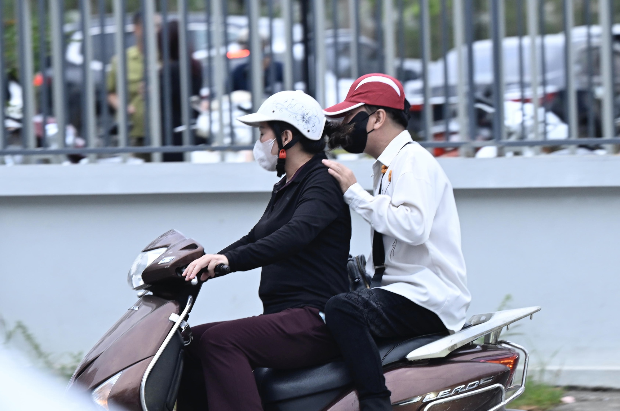 Ảnh, clip: Ca sĩ Vũ Hà đổi trang phục, lộ vẻ căng thẳng trong buổi chiều xét xử vụ đánh bạc ở khách sạn Pullman - Ảnh 6. Ảnh, clip: Ca sĩ Vũ Hà đổi trang phục, lộ vẻ căng thẳng trong buổi chiều xét xử vụ đánh bạc ở khách sạn Pullman - Ảnh 6.