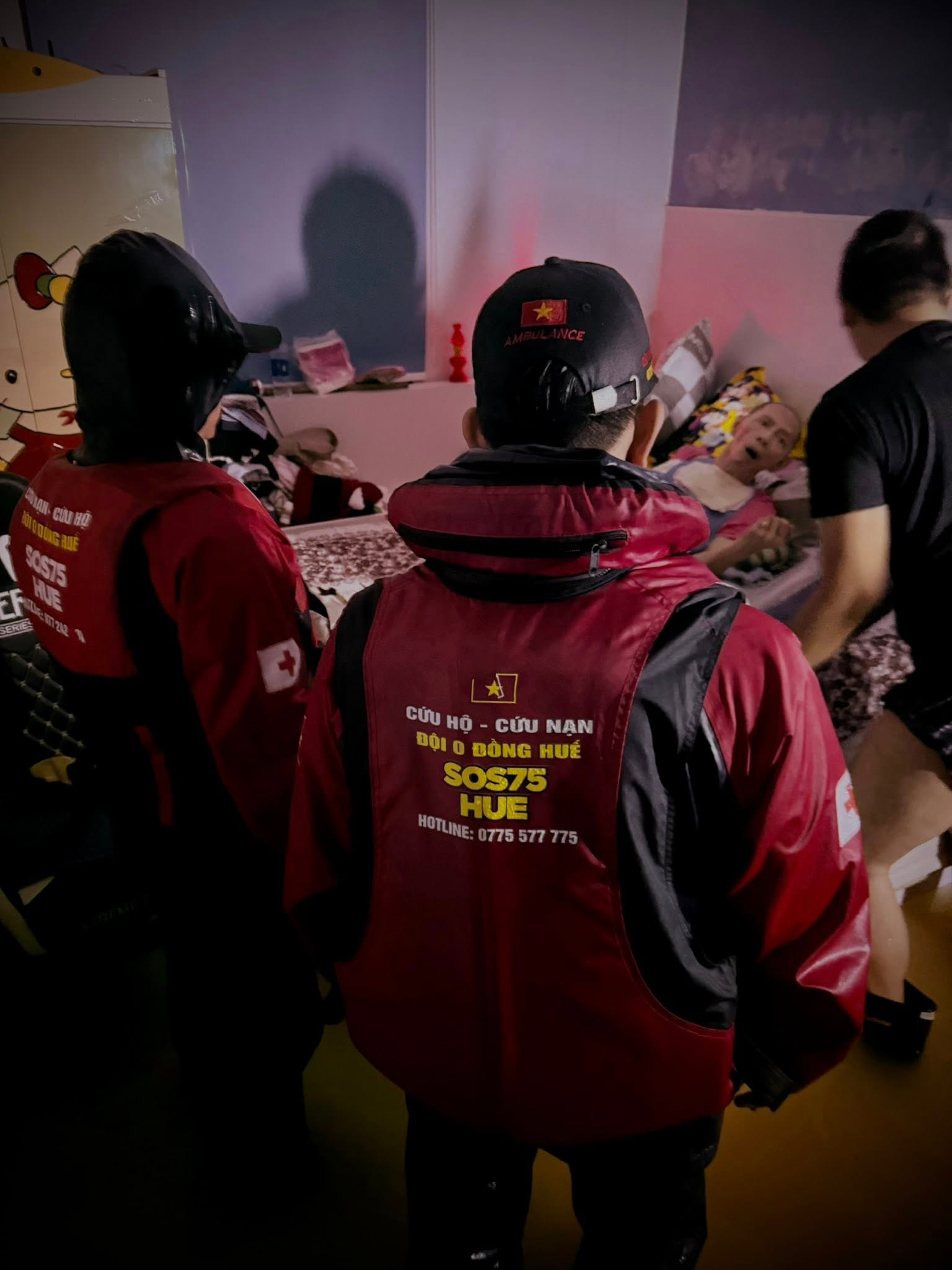 Cứu hộ sản phụ giữa nước lũ lúc nửa đêm; lội nước ngang ngực tay vẫn ôm chặt em bé: Đó là hành trình  Cứu hộ sản phụ giữa nước lũ lúc nửa đêm; lội nước ngang ngực tay vẫn ôm chặt em bé: Đó là hành trình