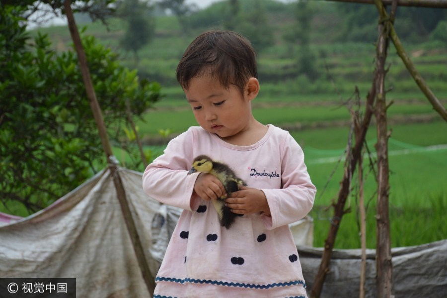 Cô bé 2 tuổi từng nằm dưới mộ mỗi ngày để &quot;làm quen với cái chết&quot; hiện tại ra sao?- Ảnh 1.