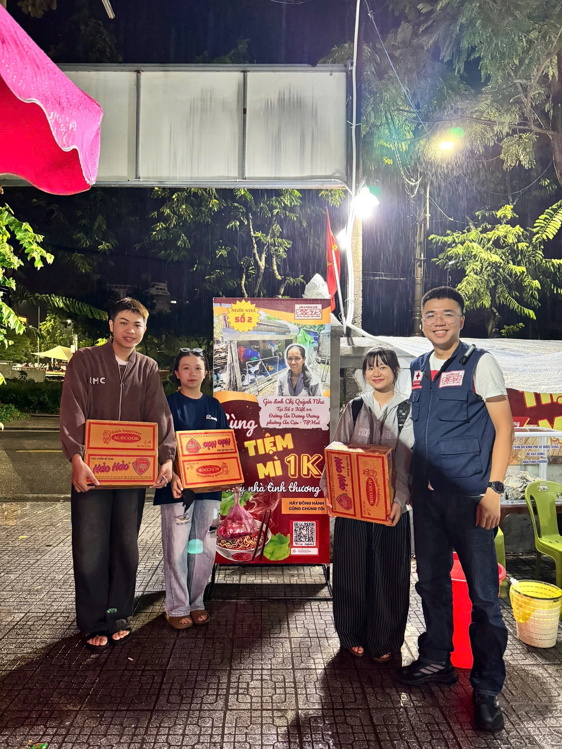 Cứu hộ sản phụ giữa nước lũ lúc nửa đêm; lội nước ngang ngực tay vẫn ôm chặt em bé: Đó là hành trình "căng thẳng tột cùng" của Đội 0 đồng SOS75 Huế- Ảnh 15. Cứu hộ sản phụ giữa nước lũ lúc nửa đêm; lội nước ngang ngực tay vẫn ôm chặt em bé: Đó là hành trình "căng thẳng tột cùng" của Đội 0 đồng SOS75 Huế- Ảnh 15.