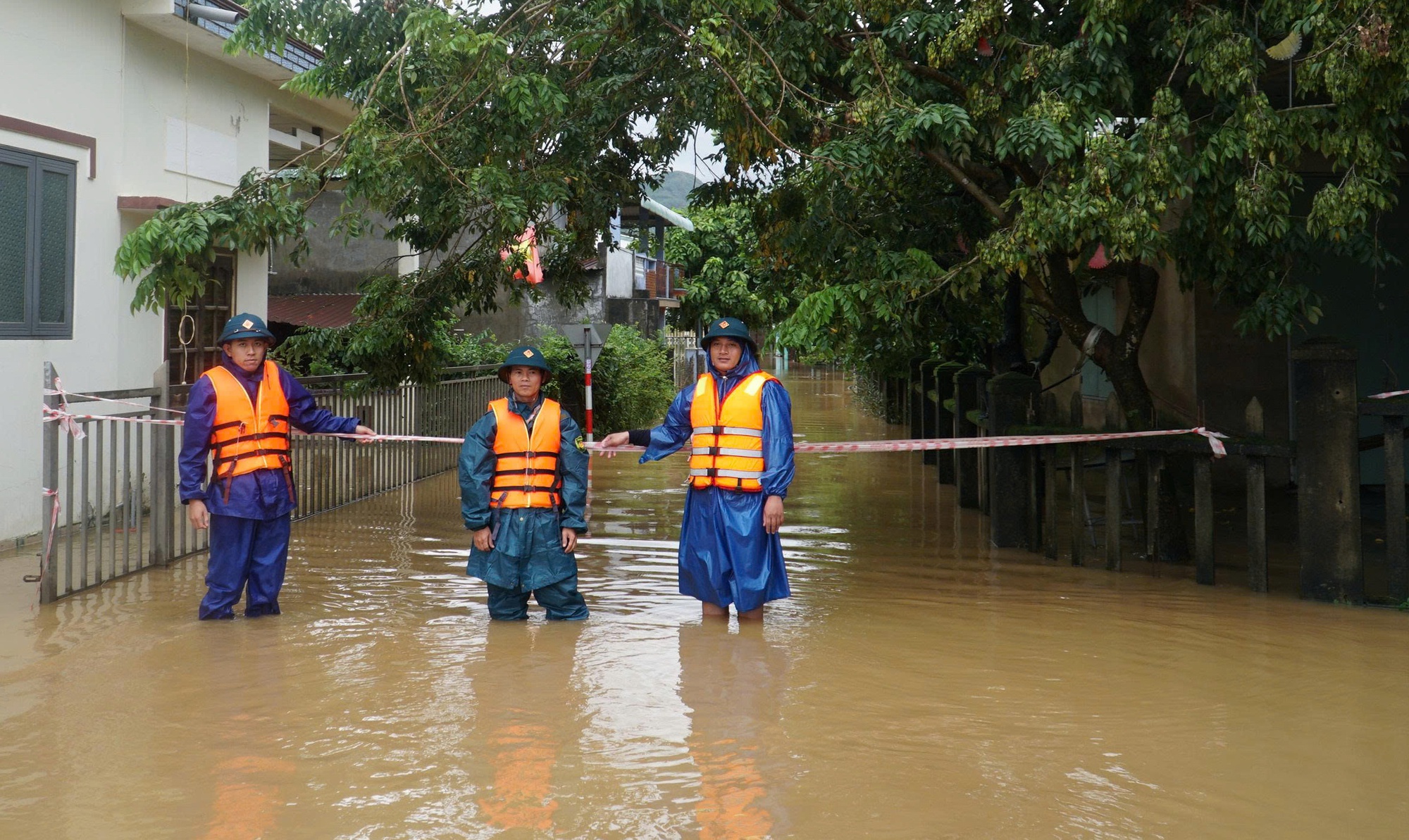 Đà Nẵng: Nữ công nhân tử vong do lũ cuốn khi trở về nhà - Ảnh 1. Đà Nẵng: Nữ công nhân tử vong do lũ cuốn khi trở về nhà - Ảnh 1.