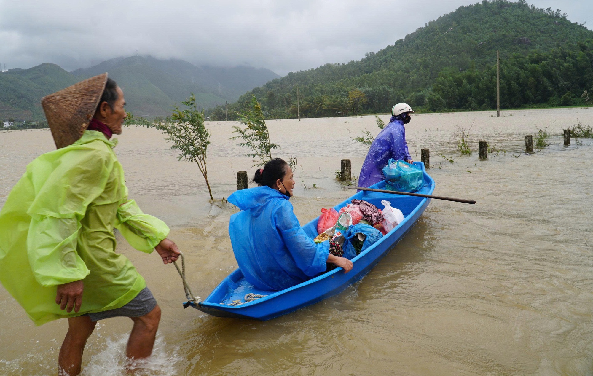 Đà Nẵng: Nữ công nhân tử vong do lũ cuốn khi trở về nhà - Ảnh 2. Đà Nẵng: Nữ công nhân tử vong do lũ cuốn khi trở về nhà - Ảnh 2.