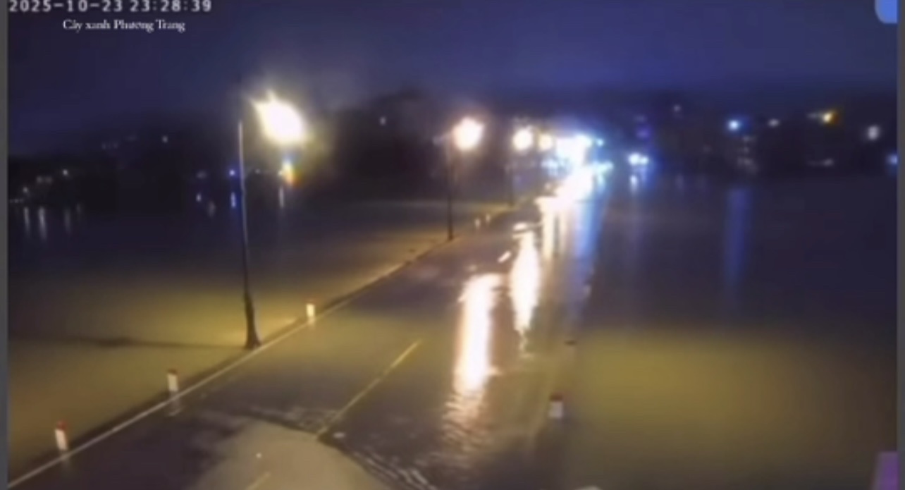 &quot;Ido camera Đập Đá&quot; nói gì về hành động lau camera để người dân xem lũ? - Ảnh 1.