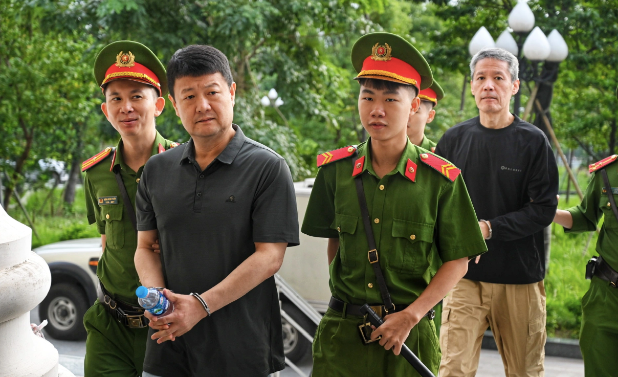 Toàn cảnh vụ đánh bạc hơn 2.600 tỷ đồng tại khách sạn Pullman Hà Nội: Lộ diện hàng loạt cán bộ, ca sĩ, bác sĩ, doanh nhân... tham gia - Ảnh 2. Toàn cảnh vụ đánh bạc hơn 2.600 tỷ đồng tại khách sạn Pullman Hà Nội: Lộ diện hàng loạt cán bộ, ca sĩ, bác sĩ, doanh nhân... tham gia - Ảnh 2.