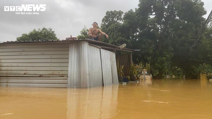 Trận lũ lịch sử ở Huế: Nước chưa rút, người dân lên mái nhà chờ cứu hộ - Ảnh 4. Trận lũ lịch sử ở Huế: Nước chưa rút, người dân lên mái nhà chờ cứu hộ - Ảnh 4.