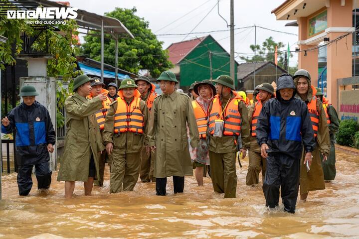 Trận lũ lịch sử ở Huế: Nước chưa rút, người dân lên mái nhà chờ cứu hộ - Ảnh 5. Trận lũ lịch sử ở Huế: Nước chưa rút, người dân lên mái nhà chờ cứu hộ - Ảnh 5.