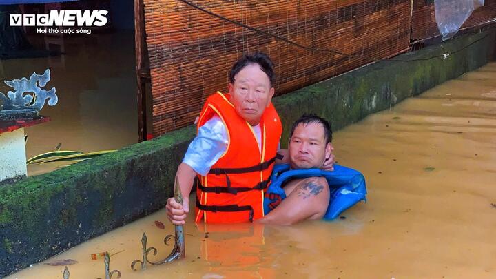 Trận lũ lịch sử ở Huế: Nước chưa rút, người dân lên mái nhà chờ cứu hộ - Ảnh 2. Trận lũ lịch sử ở Huế: Nước chưa rút, người dân lên mái nhà chờ cứu hộ - Ảnh 2.