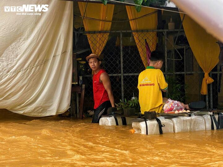 Trận lũ lịch sử ở Huế: Nước chưa rút, người dân lên mái nhà chờ cứu hộ - Ảnh 3. Trận lũ lịch sử ở Huế: Nước chưa rút, người dân lên mái nhà chờ cứu hộ - Ảnh 3.