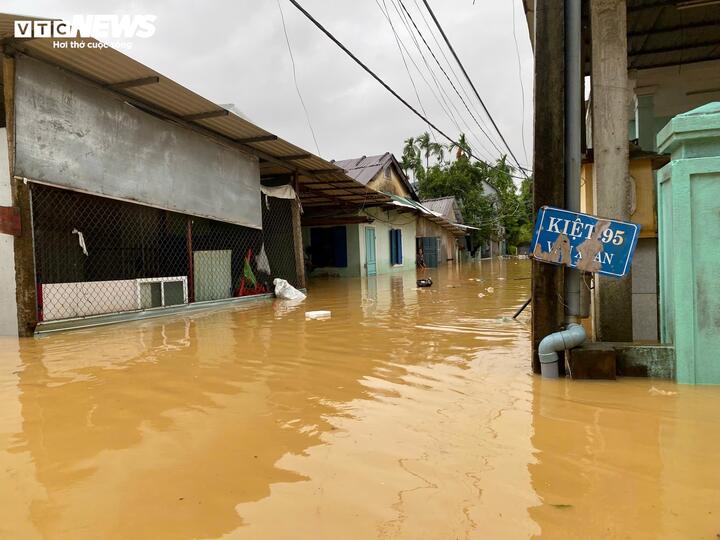Trận lũ lịch sử ở Huế: Nước chưa rút, người dân lên mái nhà chờ cứu hộ - Ảnh 1. Trận lũ lịch sử ở Huế: Nước chưa rút, người dân lên mái nhà chờ cứu hộ - Ảnh 1.