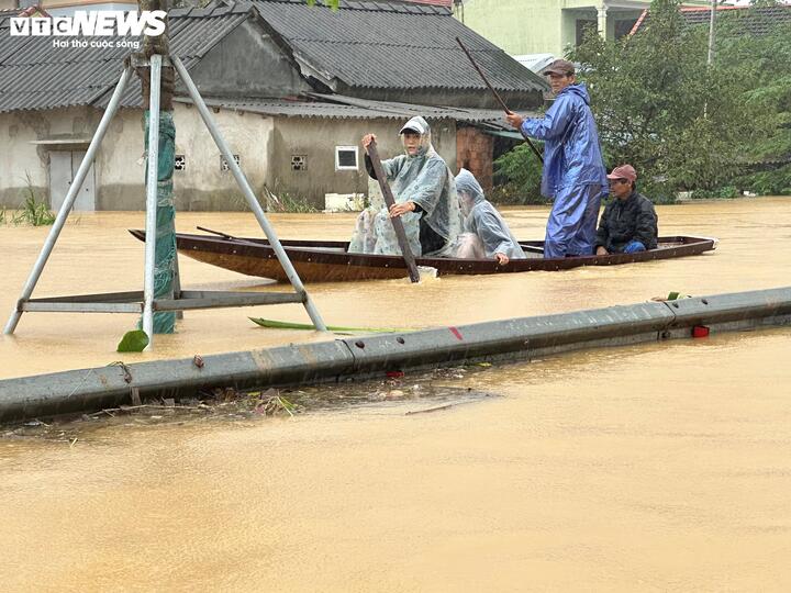 Lũ lịch sử ở Huế khiến 35.000 ngôi nhà bị ngập sâu, 2 người chết và mất tích - Ảnh 1. Lũ lịch sử ở Huế khiến 35.000 ngôi nhà bị ngập sâu, 2 người chết và mất tích - Ảnh 1.